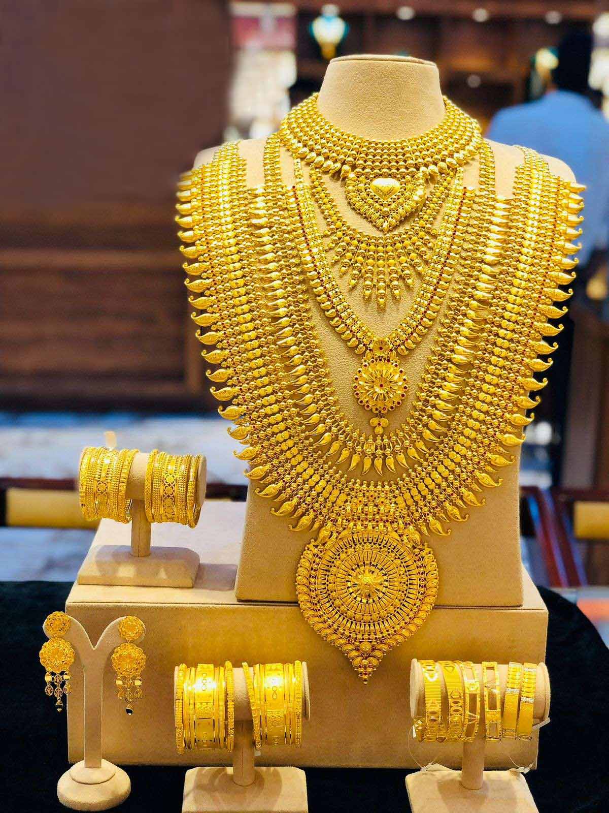 Gold store wedding set